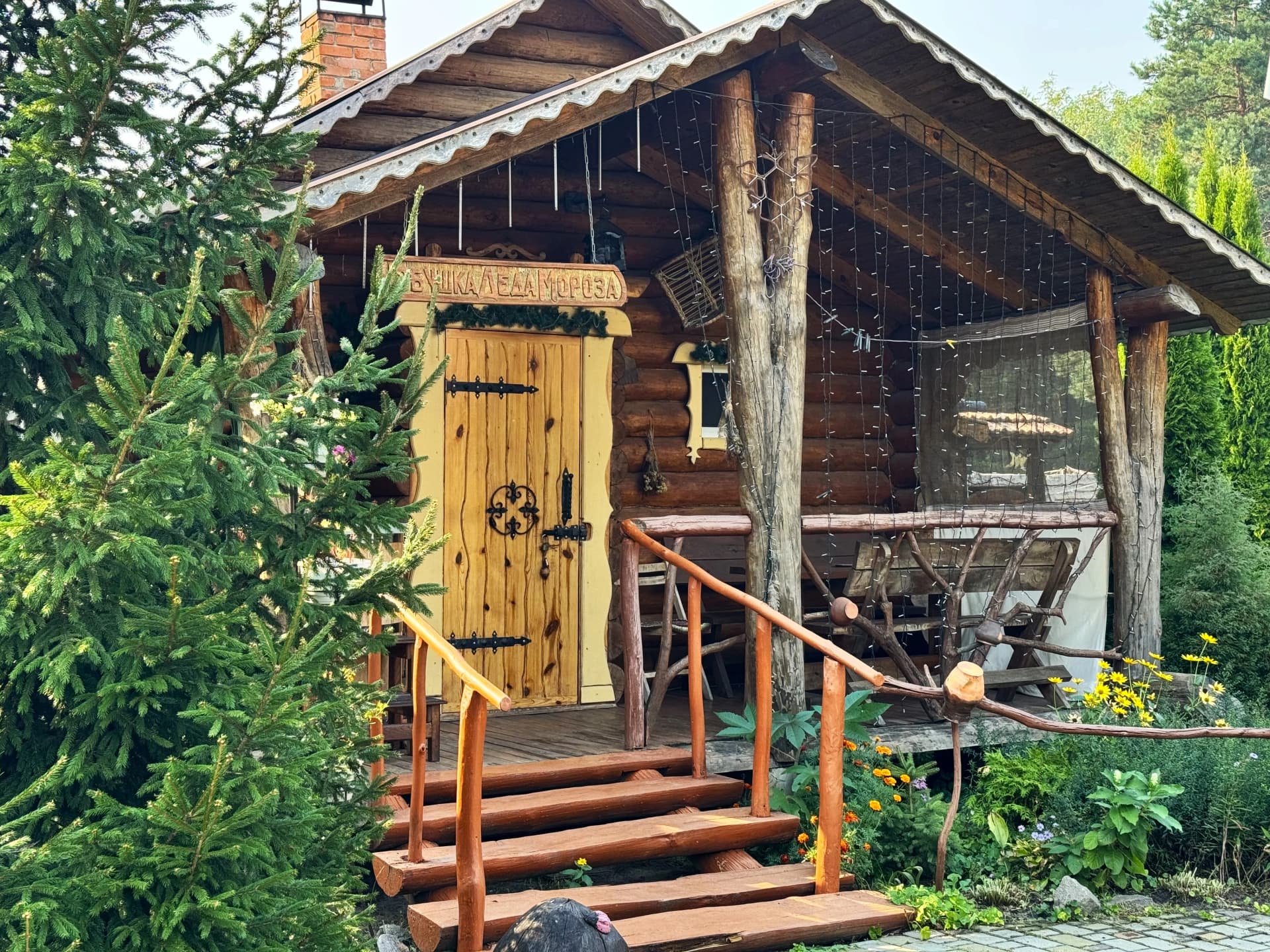 фото деревянного домика Хижина Деда Мороза эко-усадьбы На деревне у Дедушки