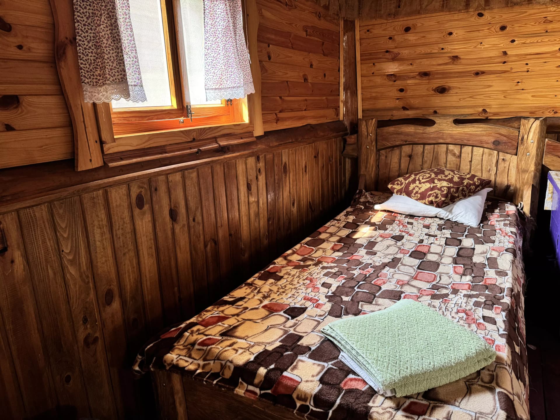 фото деревянного домика Хижина Бабки-Ёжачки (летний вариант) эко-усадьбы На деревне у Дедушки